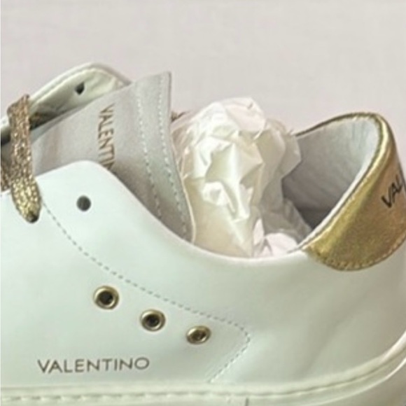 Valentino By Mario Valentino
Valentino By Mario Valentino
Sardinia White-Gold - Picture 2 of 5